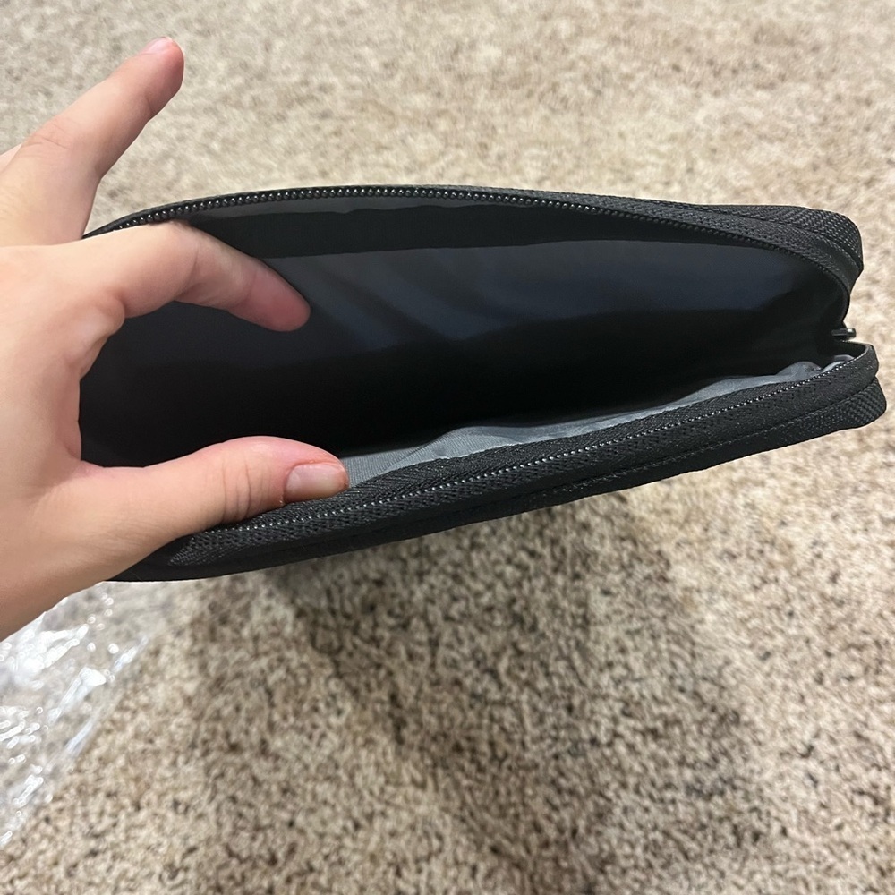 Belkin 11” Air Protect Sleeve for Laptops and Tablets - Picture 8 of 8